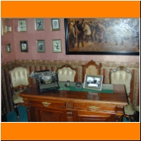 dscn0058 underwood on desk.jpg